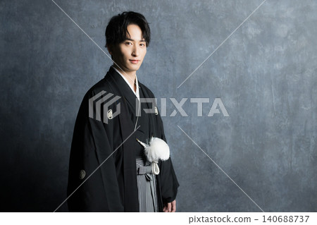 A man in a hakama with a crest 140688737