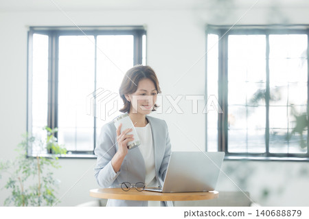一位女士在客廳使用電腦 一位女士在客廳使用電腦 140688879