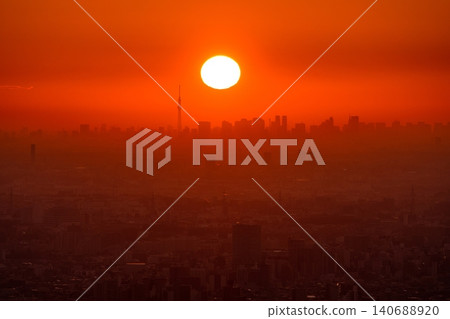 東京的天際線沐浴在晨曦之中 東京的天際線沐浴在晨曦之中 140688920