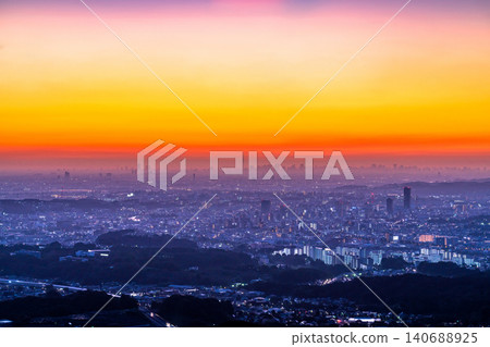 The Tokyo skyline bathed in the dawn light 140688925