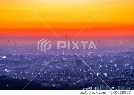 東京的天際線沐浴在晨曦之中 東京的天際線沐浴在晨曦之中 140688937