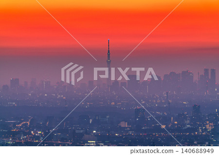 東京的天際線沐浴在晨曦之中 東京的天際線沐浴在晨曦之中 140688949