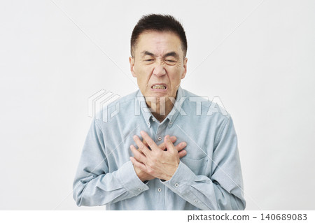 一名男子摀著胸口，背景為白色 140689083