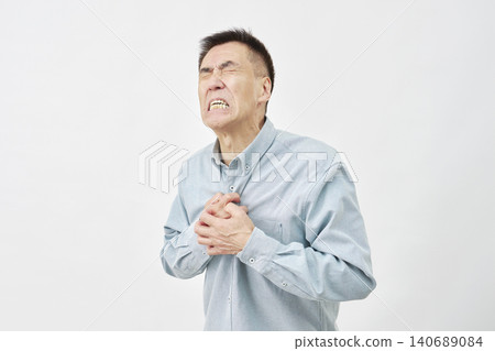 一名男子摀著胸口，背景為白色 140689084