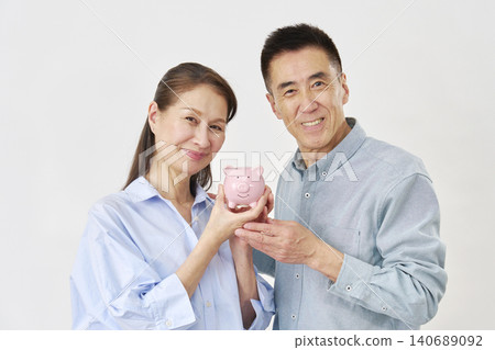 白色背景上的老年夫婦儲蓄圖片 140689092