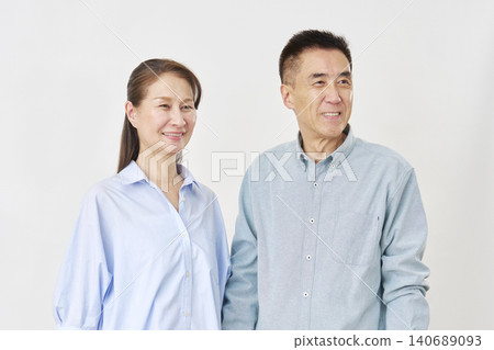 擁抱與微笑的資深夫婦 140689093