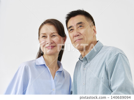 擁抱與微笑的資深夫婦 140689094