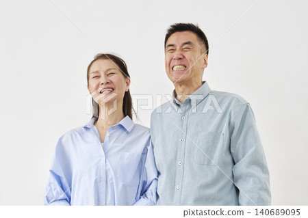 擁抱與微笑的資深夫婦 140689095