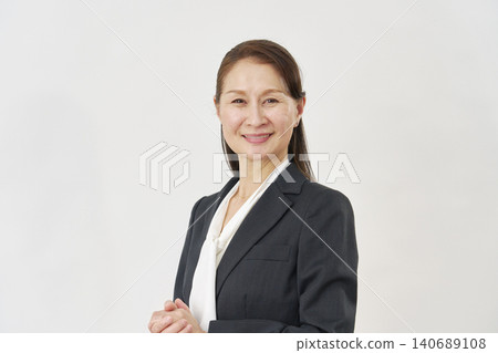白色背景上的微笑女商人肖像 140689108