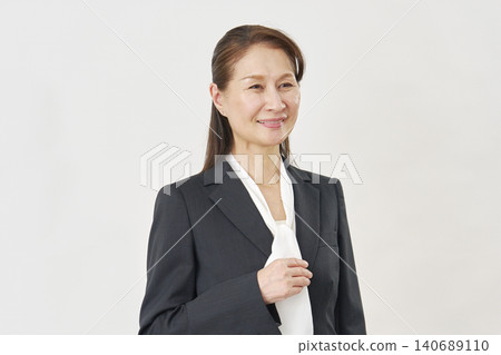 白色背景上的微笑女商人肖像 140689110