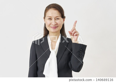 在白色背景上指向右邊的女人 140689116