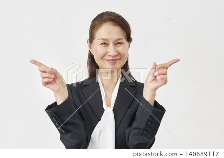 白色背景上的女子向左和向右指著 140689117