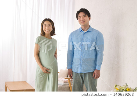 微笑的年輕夫婦和孕婦 140689268