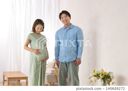微笑的年輕夫婦和孕婦 微笑的年輕夫婦和孕婦 140689272