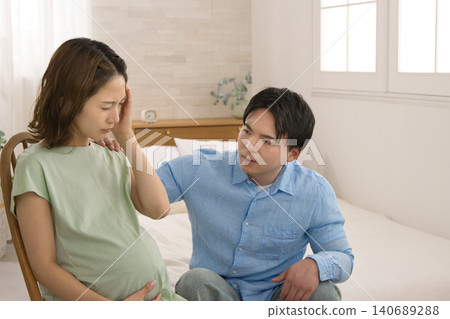 Fighting young couple, pregnant woman Fighting young couple, pregnant woman 140689288