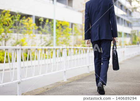 一位二十多歲的商人正在戶外散步。 一位二十多歲的商人正在戶外散步。 140689294