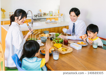 一張家人圍坐在餐桌旁用餐的照片 一張家人圍坐在餐桌旁用餐的照片 140689305