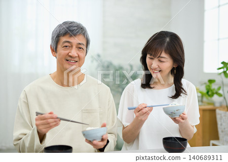 一對六十多歲的夫婦正在享用美味的早餐。 一對六十多歲的夫婦正在享用美味的早餐。 140689311