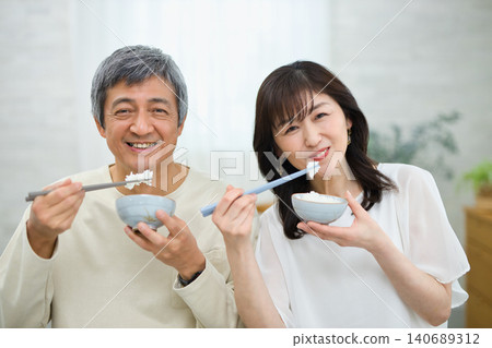 一對六十多歲的夫婦正在享用美味的早餐。 一對六十多歲的夫婦正在享用美味的早餐。 140689312