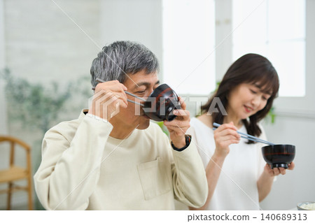 一對六十多歲的夫婦正在享用美味的早餐。 一對六十多歲的夫婦正在享用美味的早餐。 140689313