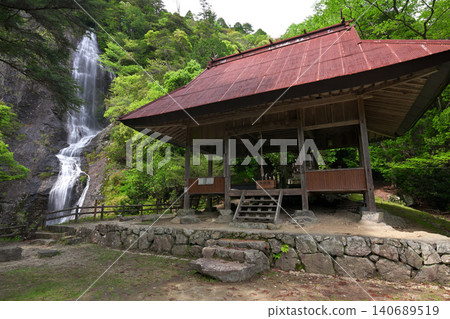 Otaki (Nanagusa Falls) and Nanagusa Shrine (Fukusaki Town, Hyogo Prefecture) Otaki (Nanagusa Falls) and Nanagusa Shrine (Fukusaki Town, Hyogo Prefecture) 140689519
