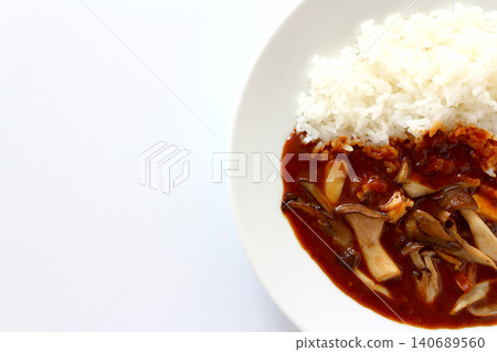 從正上方俯視，白色背景上是蘑菇咖哩飯。 140689560