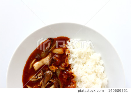 從正上方俯視，白色背景上是蘑菇咖哩飯。 140689561
