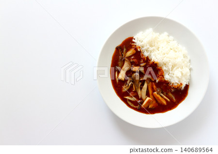 從正上方俯視，白色背景上是蘑菇咖哩飯。 140689564