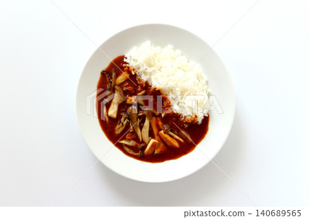 從正上方俯視，白色背景上是蘑菇咖哩飯。 140689565
