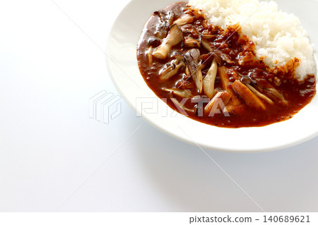 白色背景上的蘑菇咖哩飯 140689621