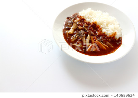 白色背景上的蘑菇咖哩飯 140689624