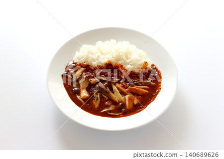 白色背景上的蘑菇咖哩飯 140689626