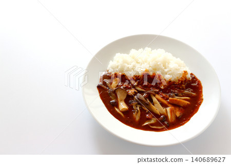 白色背景上的蘑菇咖哩飯 140689627