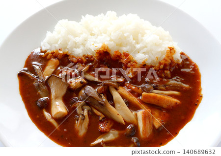 白色背景上的蘑菇咖哩飯 140689632