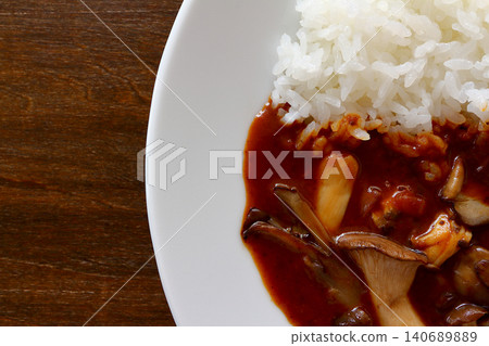 蘑菇咖哩飯，以桌子為背景，從正上方視角拍攝。 140689889