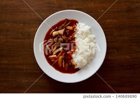 蘑菇咖哩飯，以桌子為背景，從正上方視角拍攝。 140689890