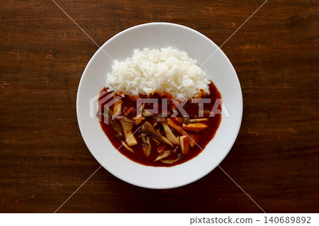 蘑菇咖哩飯，以桌子為背景，從正上方視角拍攝。 140689892