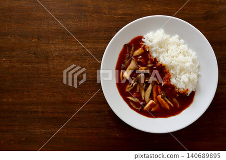 蘑菇咖哩飯，以桌子為背景，從正上方視角拍攝。 140689895