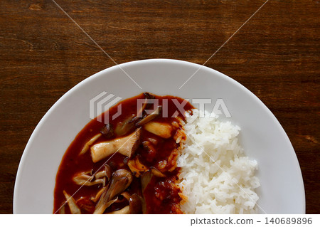 蘑菇咖哩飯,以桌子為背景,從正上方視角拍攝。 蘑菇咖哩飯,以桌子為背景,從正上方視角拍攝。 140689896