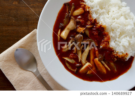 蘑菇咖哩飯,以桌子為背景,從正上方視角拍攝。 蘑菇咖哩飯,以桌子為背景,從正上方視角拍攝。 140689927