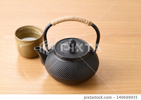 Iron kettle and hot water Iron kettle and hot water 140689935