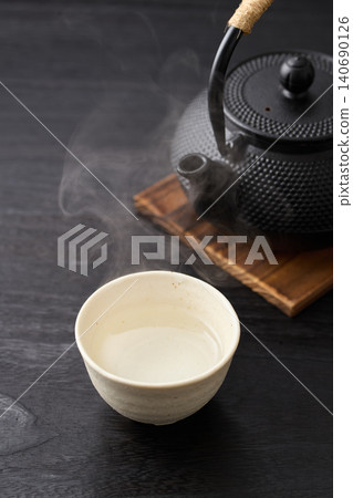 在鐵瓶中煮白水 在鐵瓶中煮白水 140690126