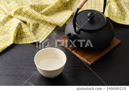在鐵瓶中煮白水 140690129