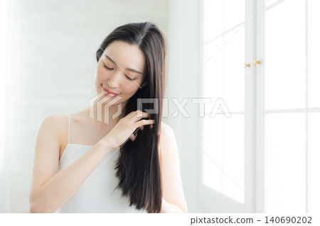 一個女人撫摸她的頭髮 一個女人撫摸她的頭髮 140690202