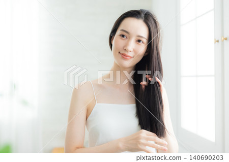 一個女人撫摸她的頭髮 一個女人撫摸她的頭髮 140690203