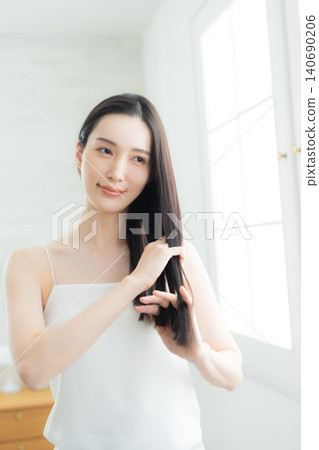 一個女人撫摸她的頭髮 140690206