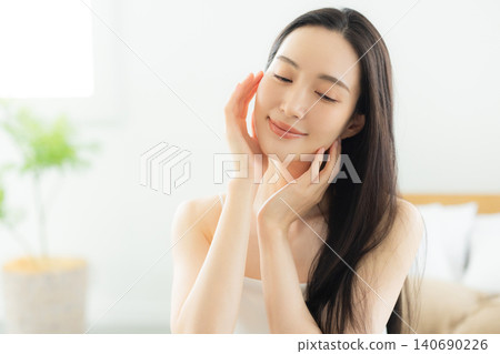 放鬆在臥室的婦女 140690226