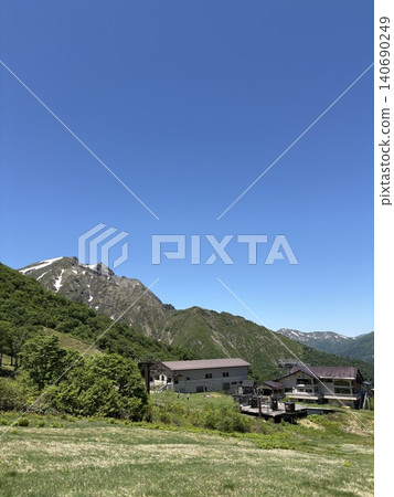 A perfectly clear, cloudless day at Tanigawadake and the Tanigawadake Ropeway facility, Tenjin-daira (around Tanigawadake Joch). A perfectly clear, cloudless day at Tanigawadake and the Tanigawadake Ropeway facility, Tenjin-daira (around Tanigawadake Joch). 140690249