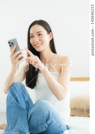 觀看智能手機的婦女 觀看智能手機的婦女 140690255