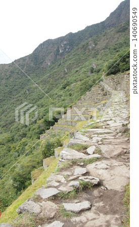 印加古道和梯田在馬丘比丘遺址中保存完好，沿著陡峭的懸崖綿延而建（秘魯） 140690549